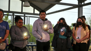 Douleur et colère lors d'une veillée pour les migrants retrouvés morts dans un camion au Texas