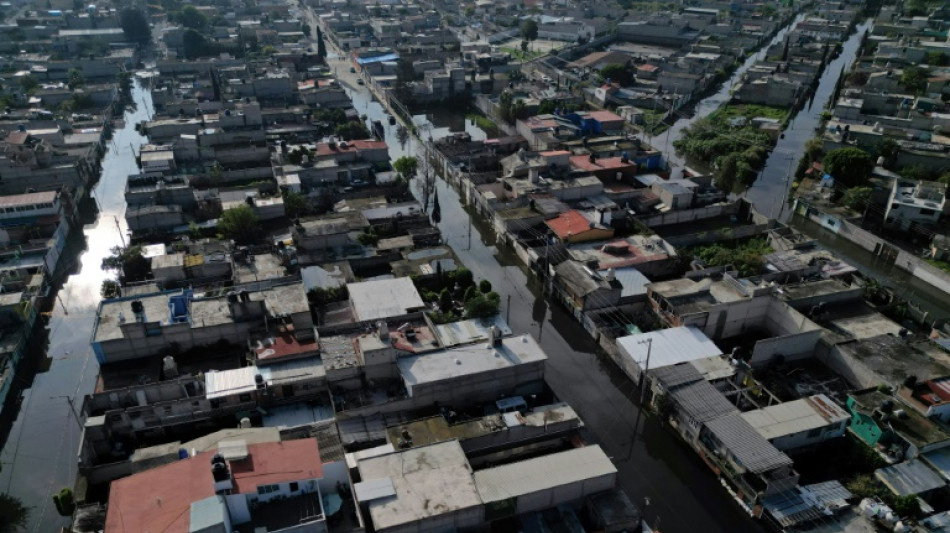 Moradores do centro do México lutam para sobreviver em inundação