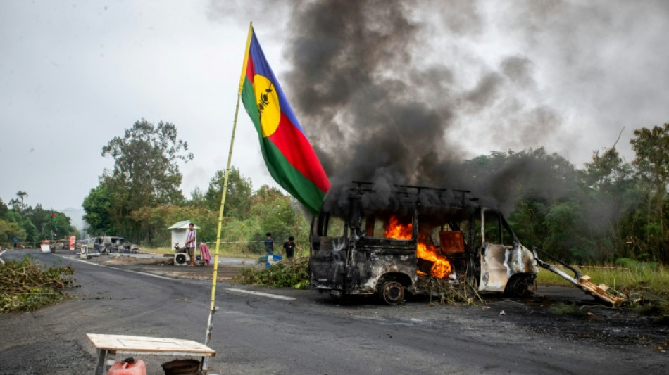 Sur la route de l'aéroport de Nouméa, "une fois qu'ils sont passés, on a remis le barrage"