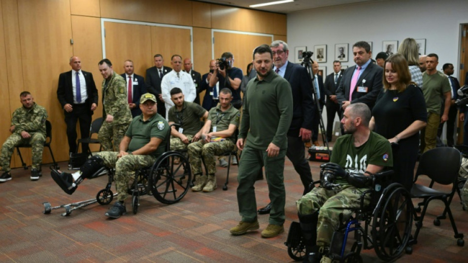 "Reste fort!": Zelensky au chevet de soldats ukrainiens dans un hôpital de New York