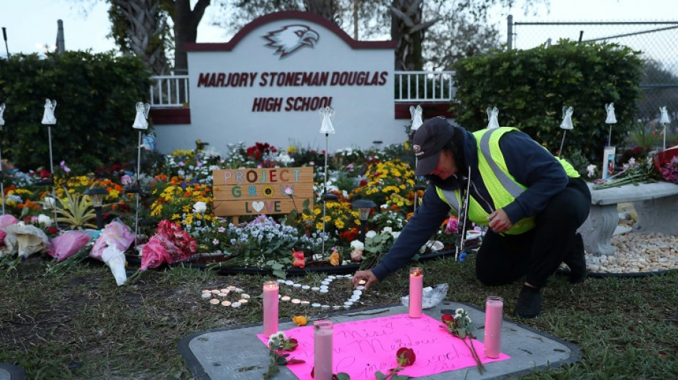 Demuelen en EEUU edificio de escuela donde ocurrió masacre