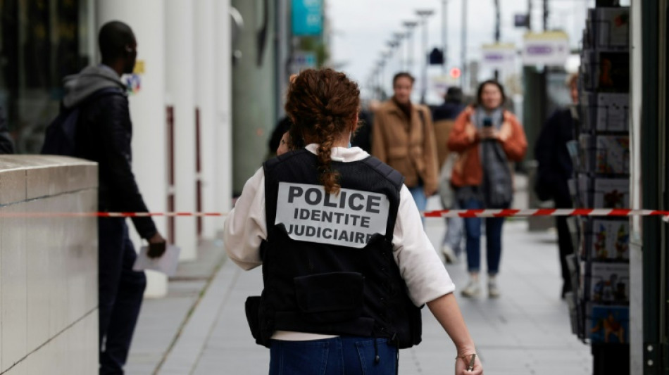 Polícia atira em mulher que fazia 'ameaças' em estação em Paris