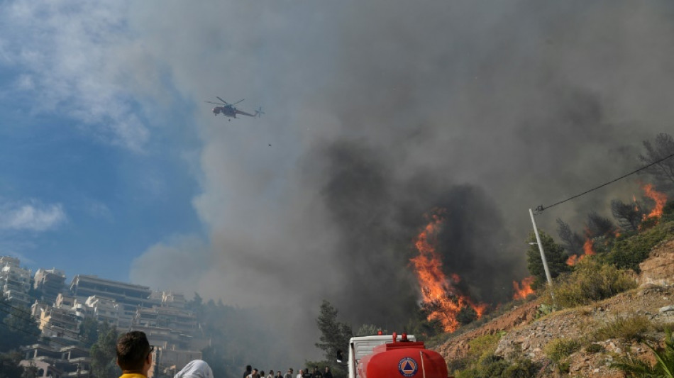 Un incendio obliga a evacuar un suburbio de Atenas