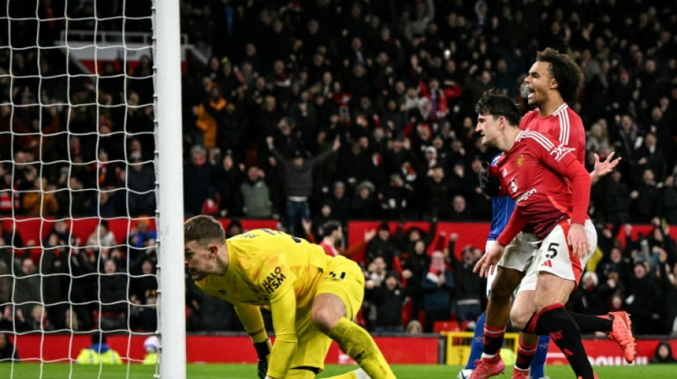 United resiste com um a menos e vence Ipswich no Inglês