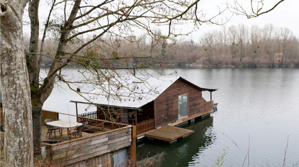 Dans les Yvelines, des chalets flottants menacés de destruction