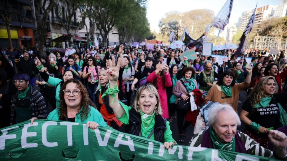 Passeata reúne milhares de pessoas na Argentina em defesa do aborto legal