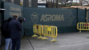 Calcio: tifosi Roma fuori Trigoria a Pellegrini 'vergognatevi'