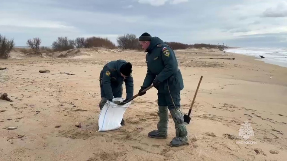 Tradicional baño de mar invernal en el sur de Rusia pese a la marea negra