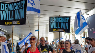 Centenas de israelenses protestam no aeroporto de Tel Aviv contra reforma judicial