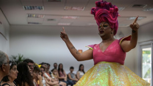 Drag queen brasileira luta contra homofobia contando histórias para crianças