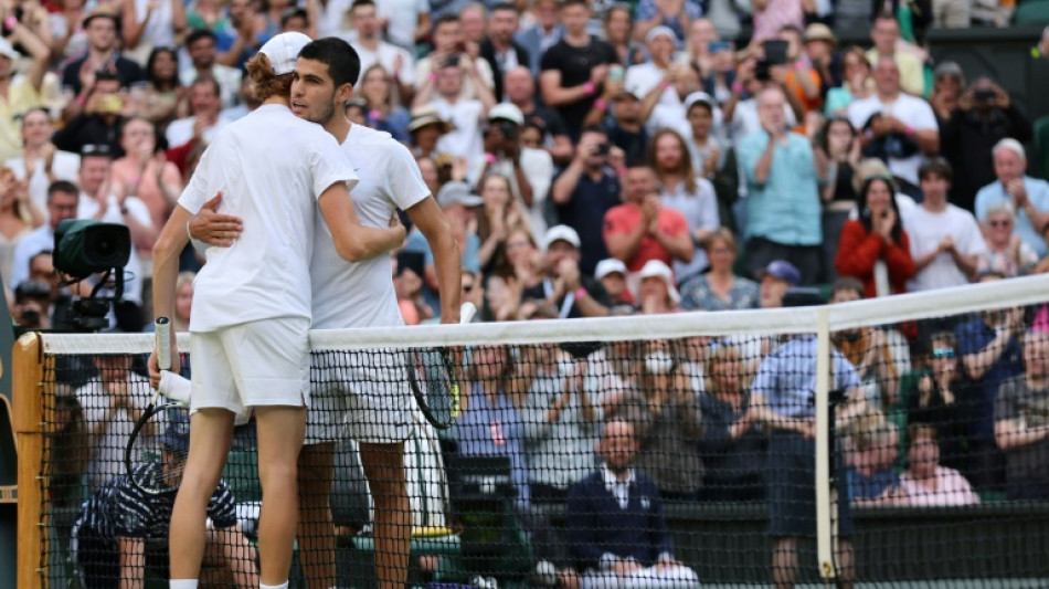 Alcaraz cae en Wimbledon ante Sinner mientras Djokovic busca los cuartos de final