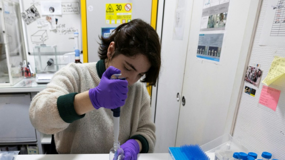 Dans un labo à Paris, les drogues des consommateurs sous le microscope