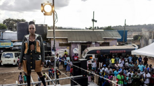 Mannequins et matatus: Fashion week dans le plus grand bidonville kenyan