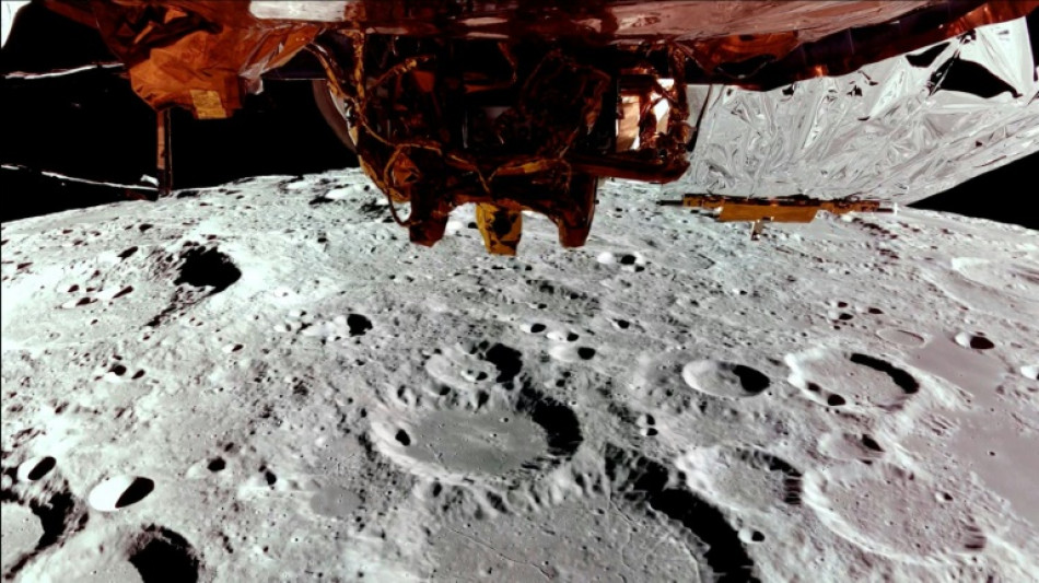 Private US spaceship poised for Moon landing attempt