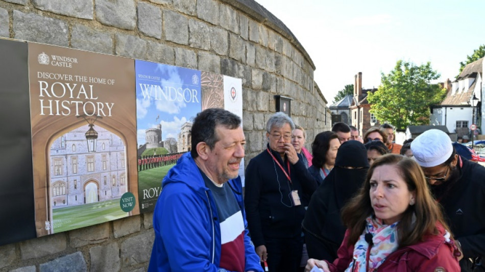 Una multitud en Windsor para la reapertura del castillo