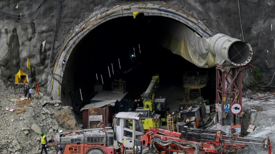 Equipes de emergência perto de resgatar 41 operários presos em túnel na Índia